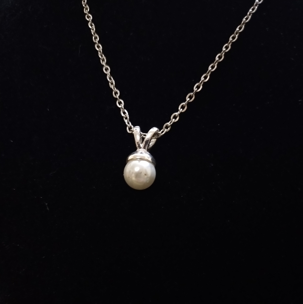 Elegant Delicate Silver Tone Faux Pearl Pendant Necklace Lobster Clasp